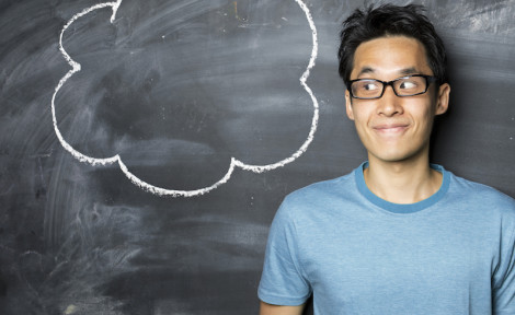 jeune homme choisit son séjour linguistique