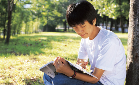 adolescent qui apprend une langue