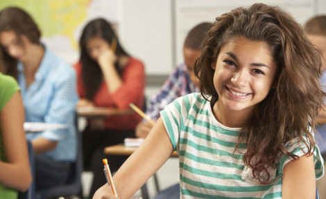 jeune fille en cours de langues