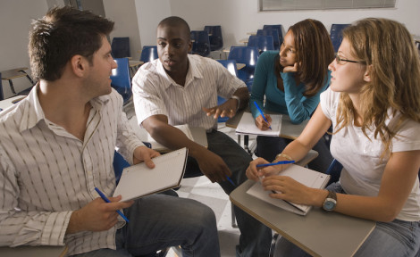 étudiants internationaux en groupe de travail